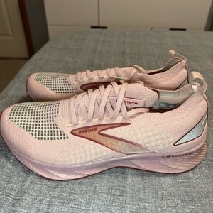 Women’s Brooks Levitate Stealthfit 6, Sz 11 medium